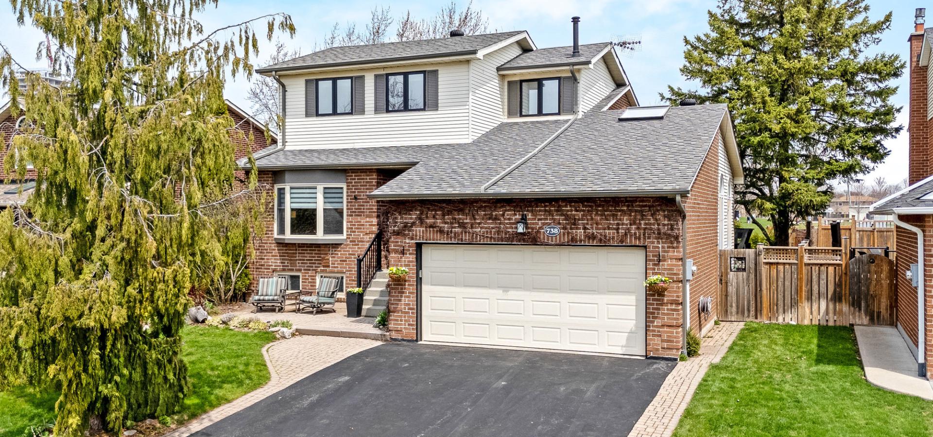 Brick and siding backsplit with front porch and garage
